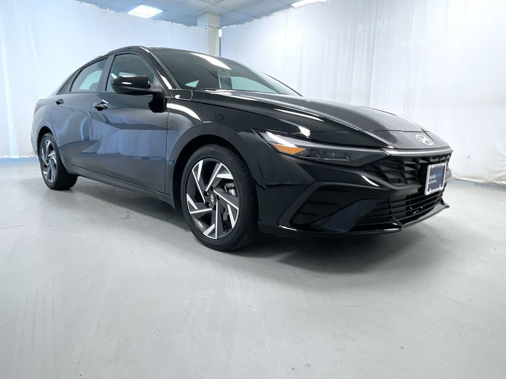 Used 2025 Hyundai Elantra Sport image 1