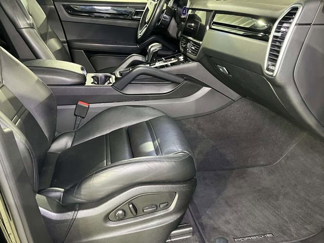 Used 2023 Porsche Cayenne w/ Premium Package image 24