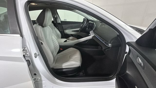 Used 2024 Hyundai Elantra Limited FWD image 31