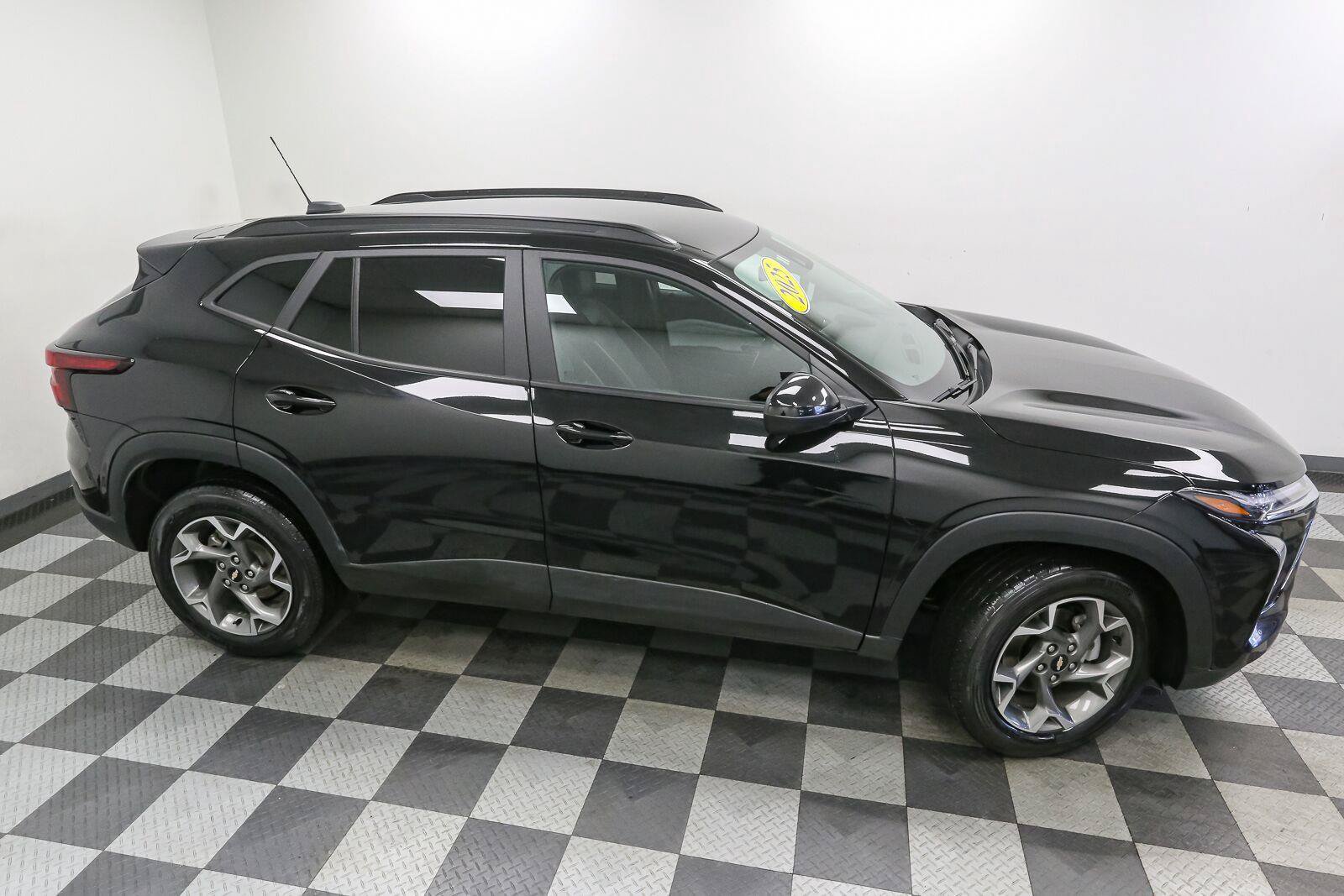 Used 2025 Chevrolet Trax LT FWD image 5