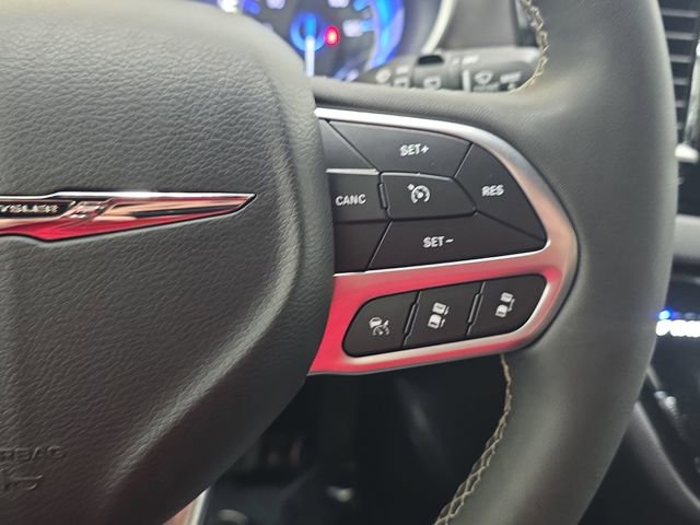 Used 2025 Chrysler Pacifica Select image 17