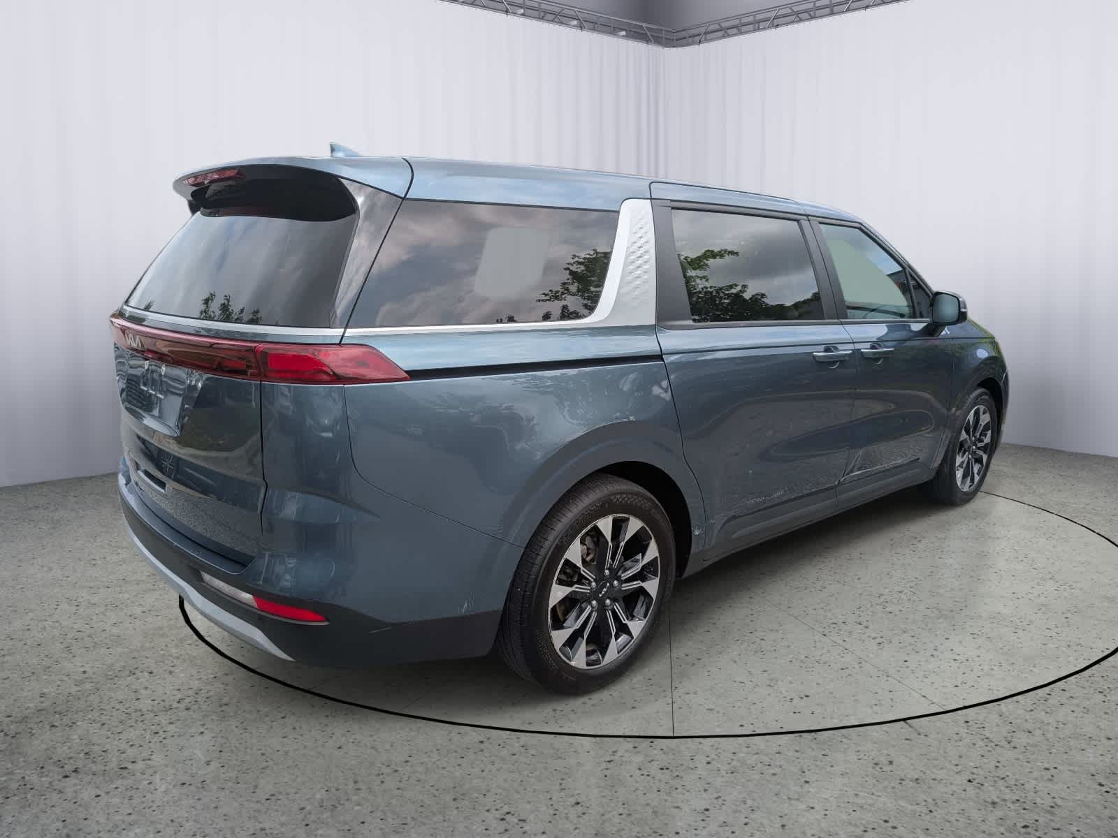 Used 2024 Kia Carnival EX FWD image 3