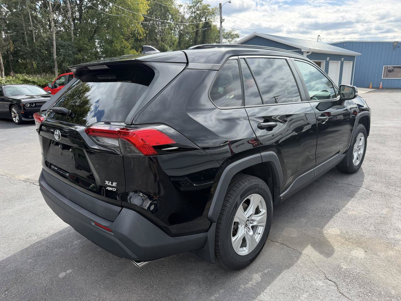 Used 2019 Toyota RAV4 XLE AWD/4WD image 4
