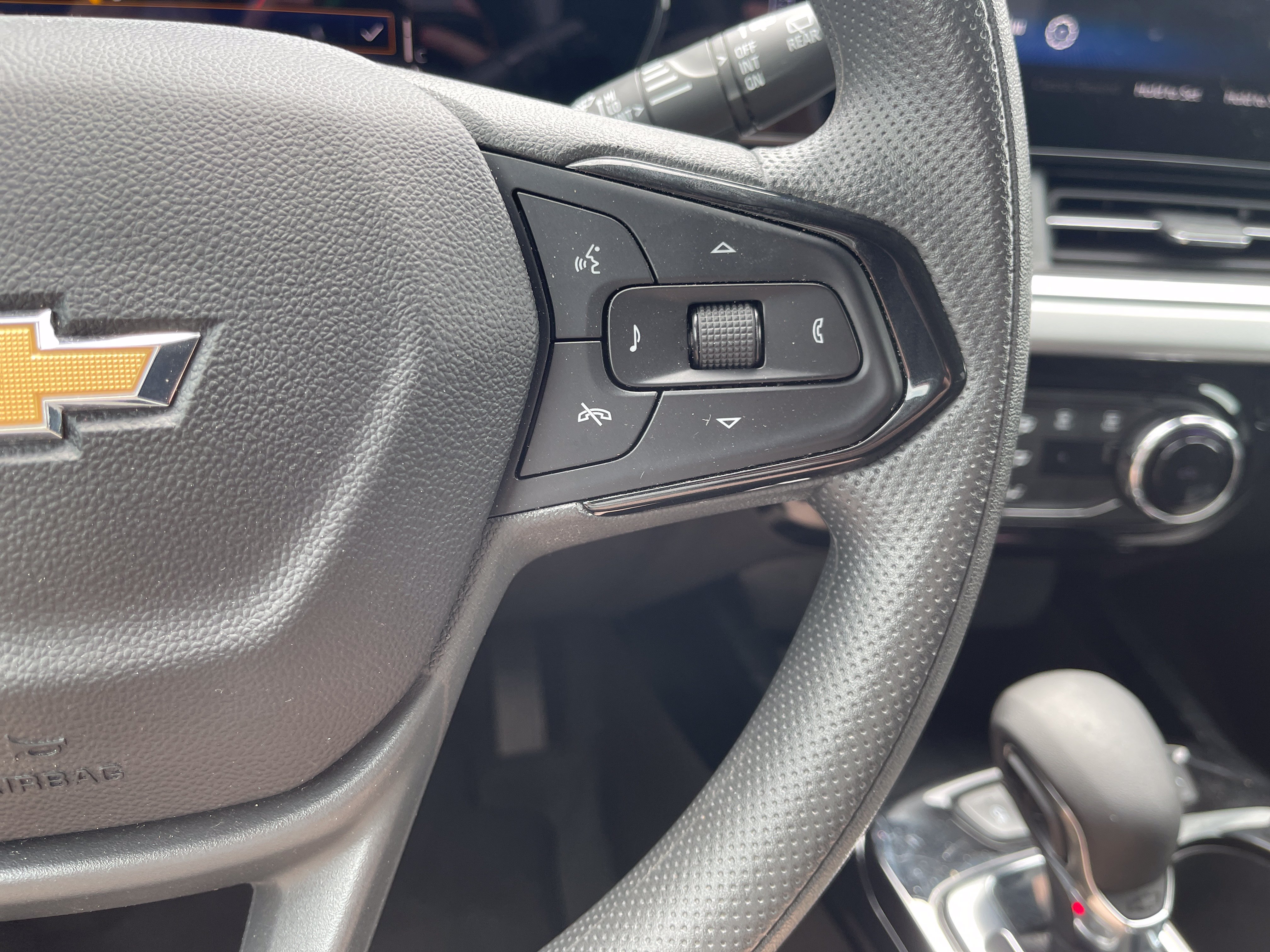 Used 2025 Chevrolet Trax LT FWD image 19