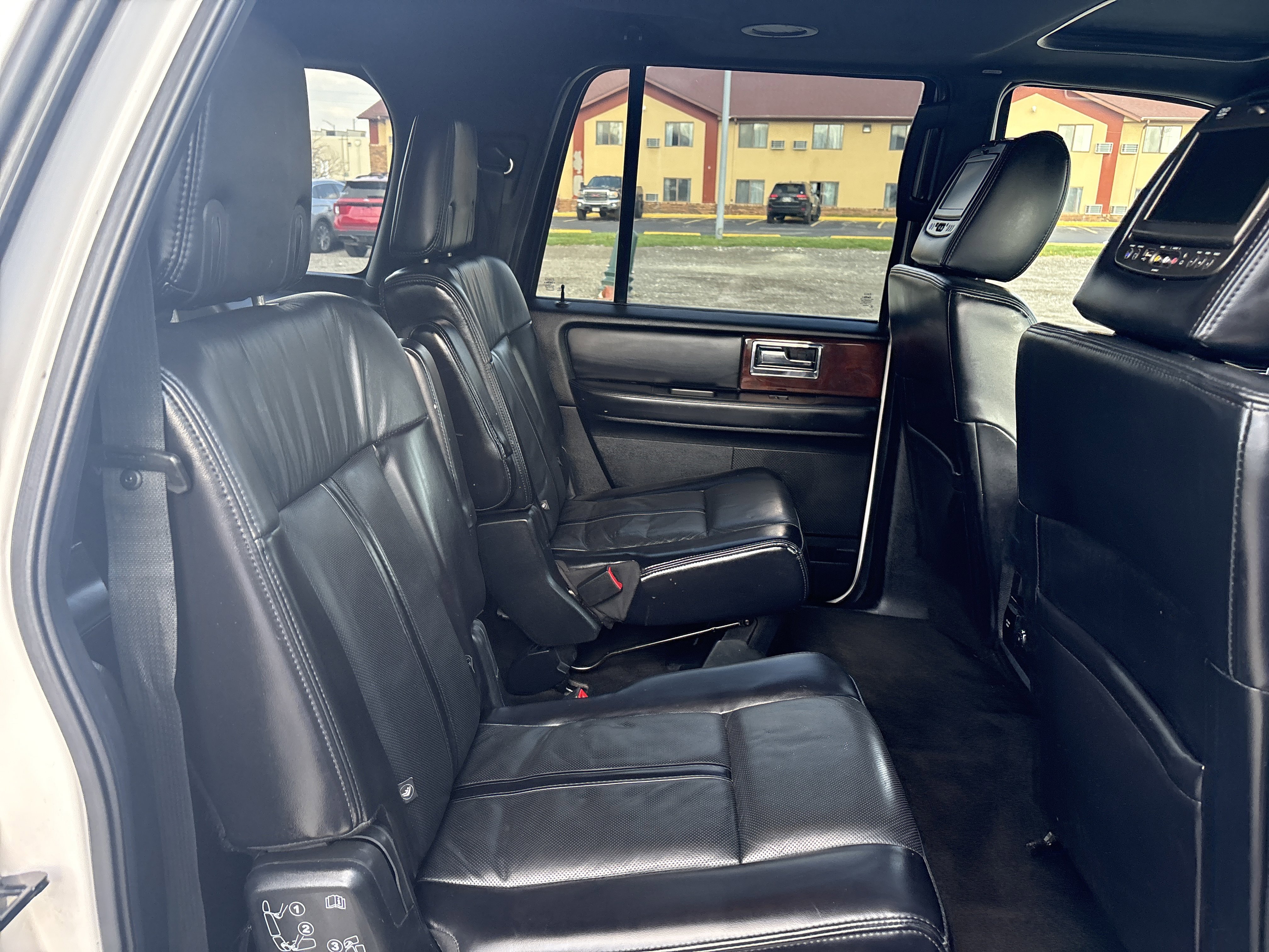 Used 2017 Lincoln Navigator L Select image 10