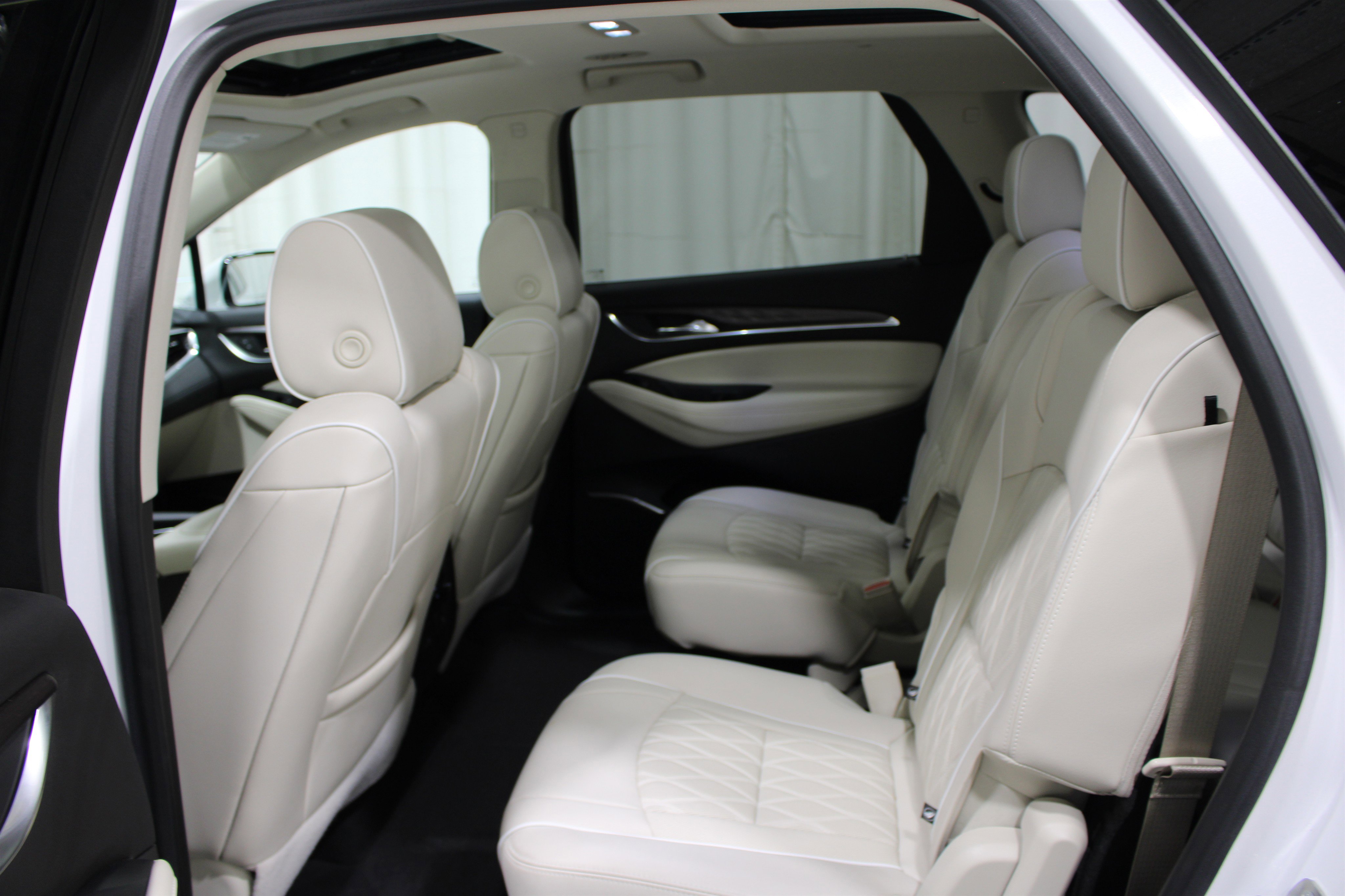 Used 2022 Buick Enclave Avenir w/ Avenir Technology Package AWD/4WD image 14