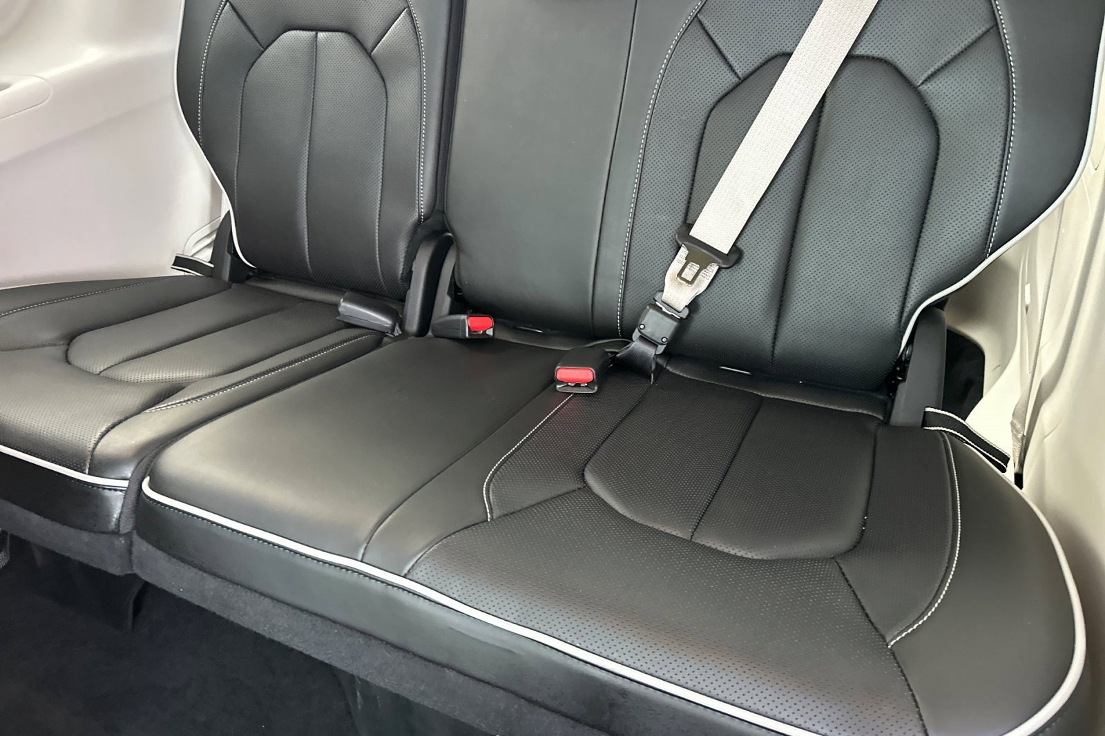 Used 2023 Chrysler Pacifica Limited w/ Uconnect Theater Family Group image 16