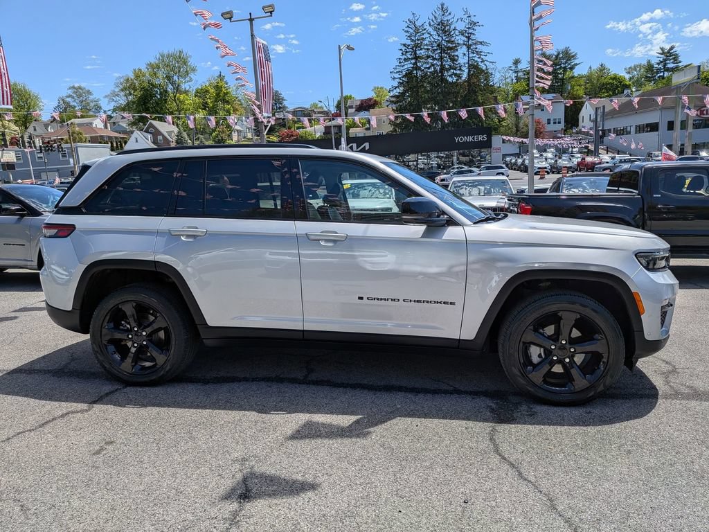 Used 2023 Jeep Grand Cherokee Limited w/ Luxury Tech Group II AWD/4WD image 5