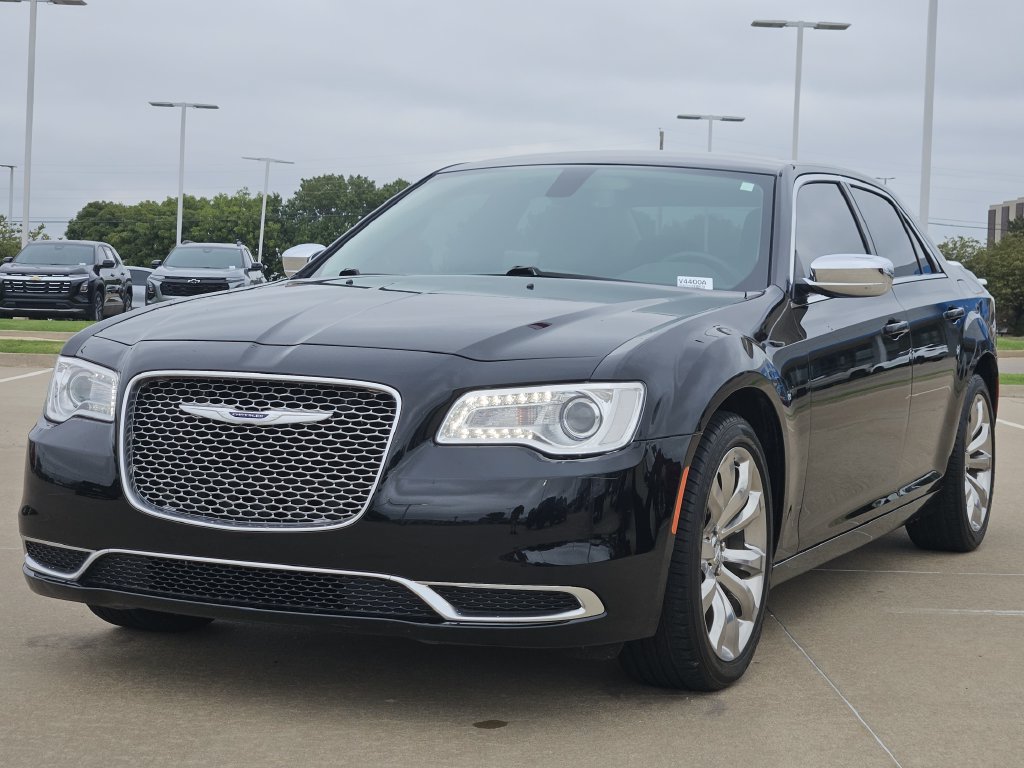 Used 2020 Chrysler 300 Touring w/ Chrome Appearance Package RWD image 3