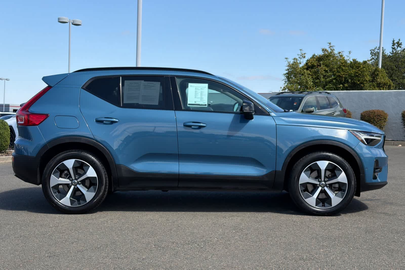 Used 2024 Volvo XC40 B5 Plus AWD/4WD image 6