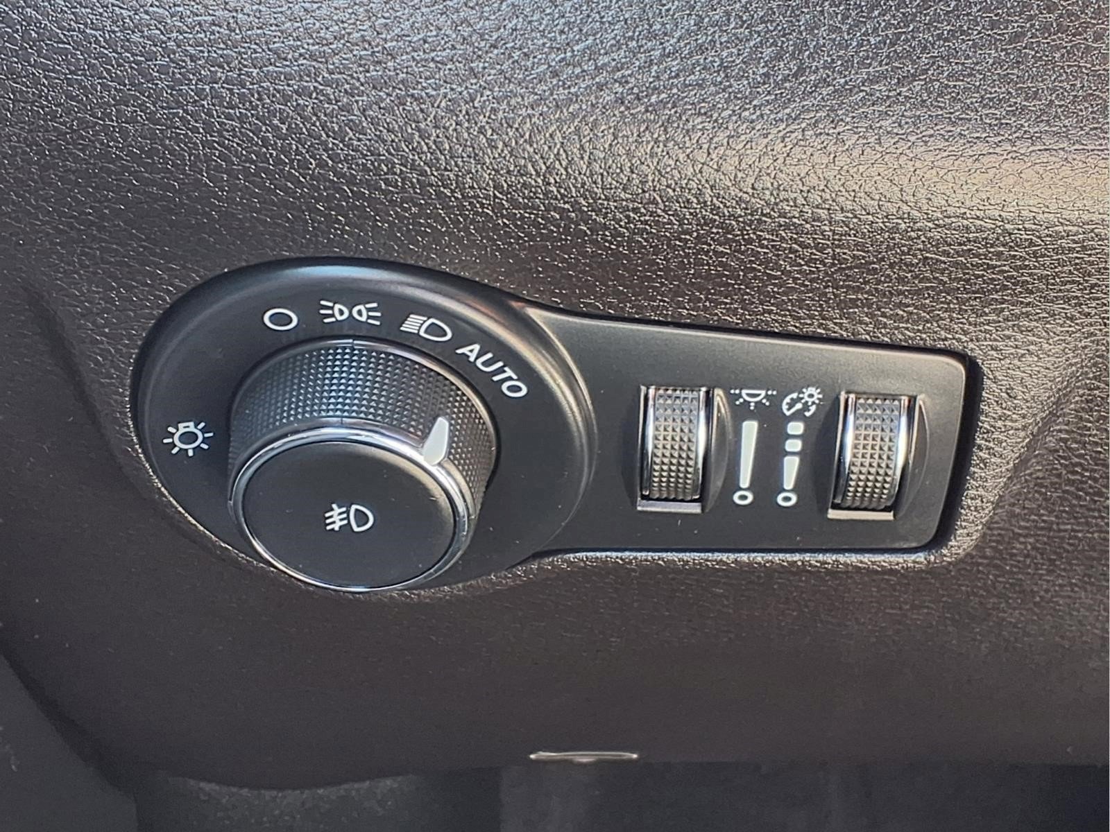 Used 2023 Jeep Compass Latitude image 18