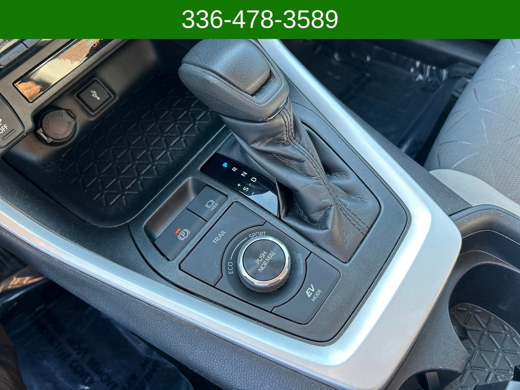 Used 2020 Toyota RAV4 XLE w/ Carpet Mat Package AWD/4WD image 24