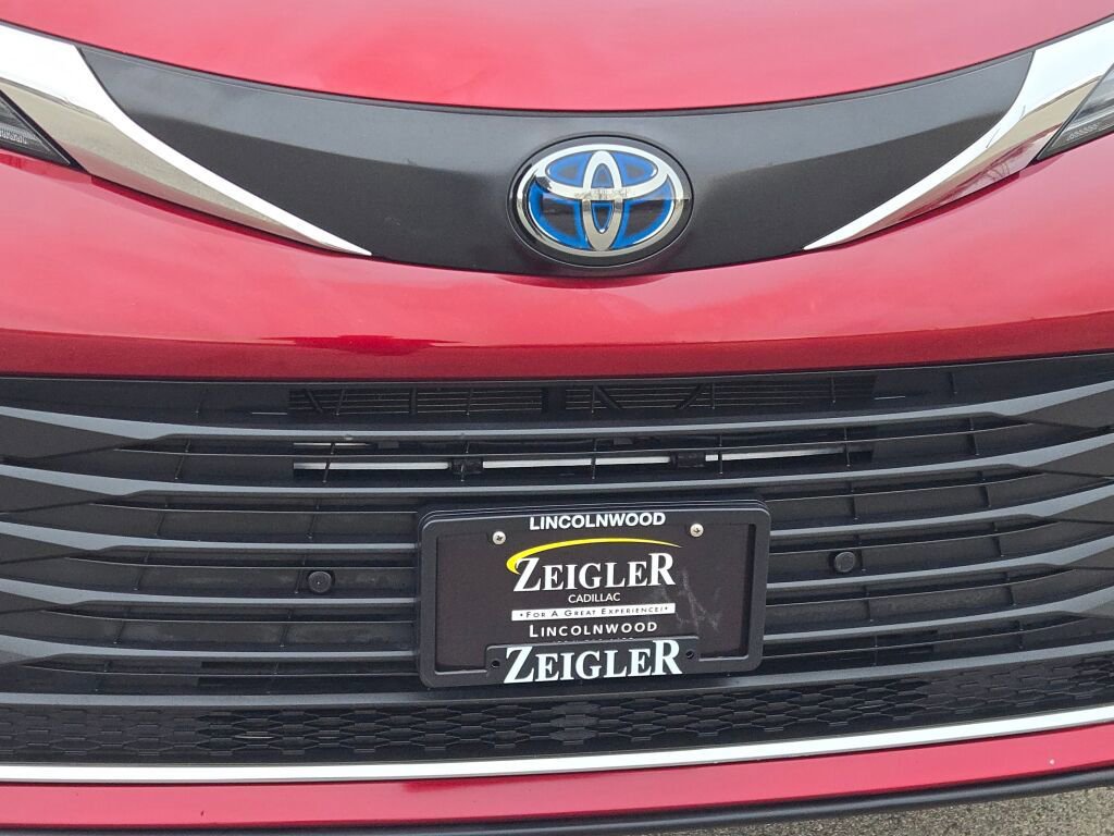 Used 2023 Toyota Sienna XLE image 5