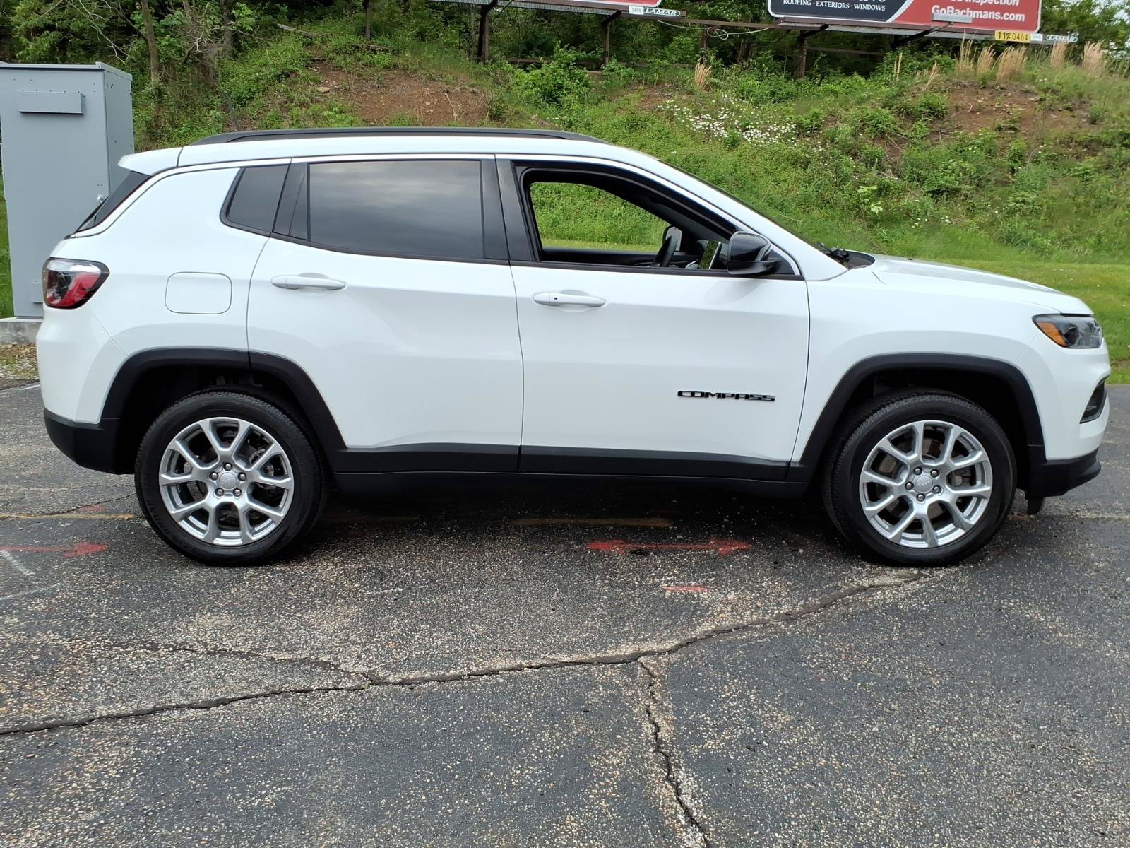 Certified 2024 Jeep Compass Latitude w/ Sun and Sound Group AWD/4WD image 3