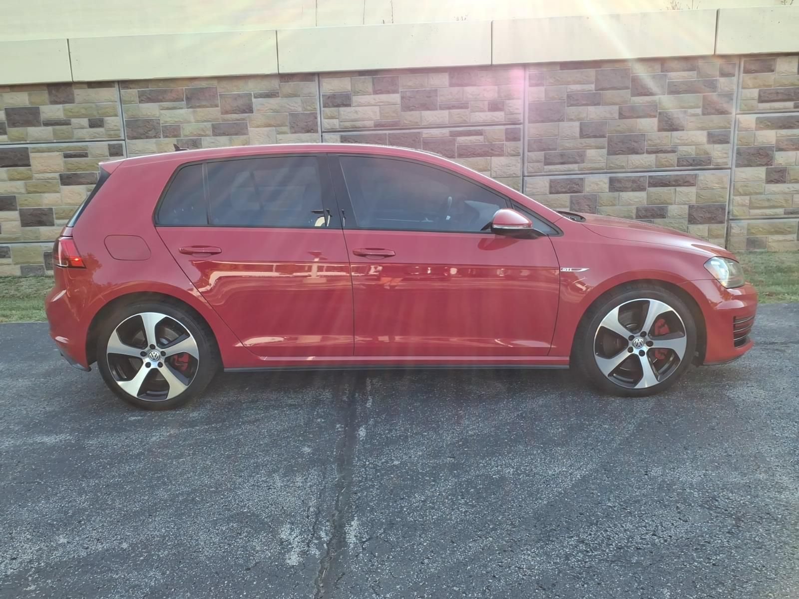 Used 2017 Volkswagen GTI SE FWD image 12