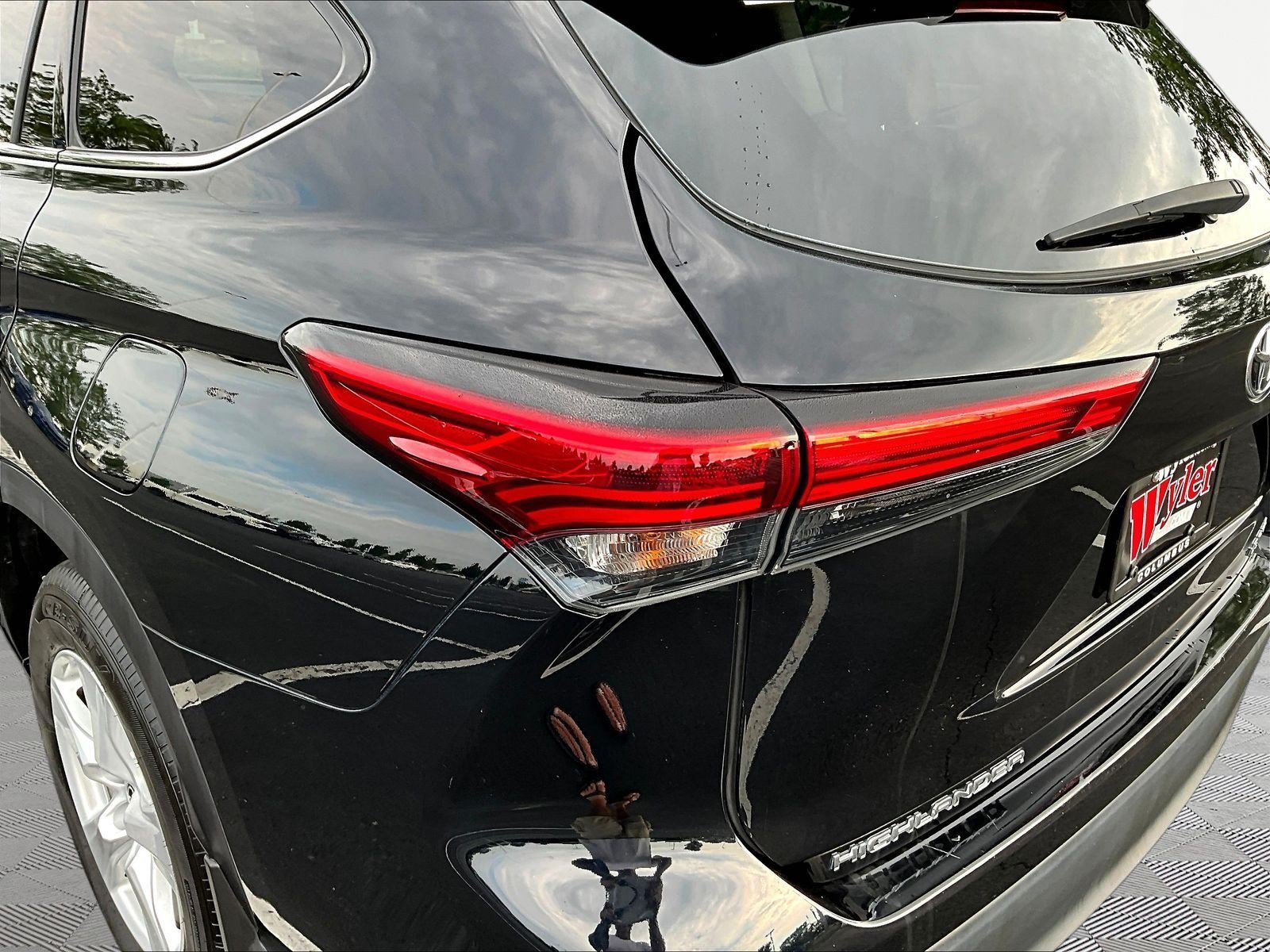 Used 2022 Toyota Highlander LE AWD/4WD image 23