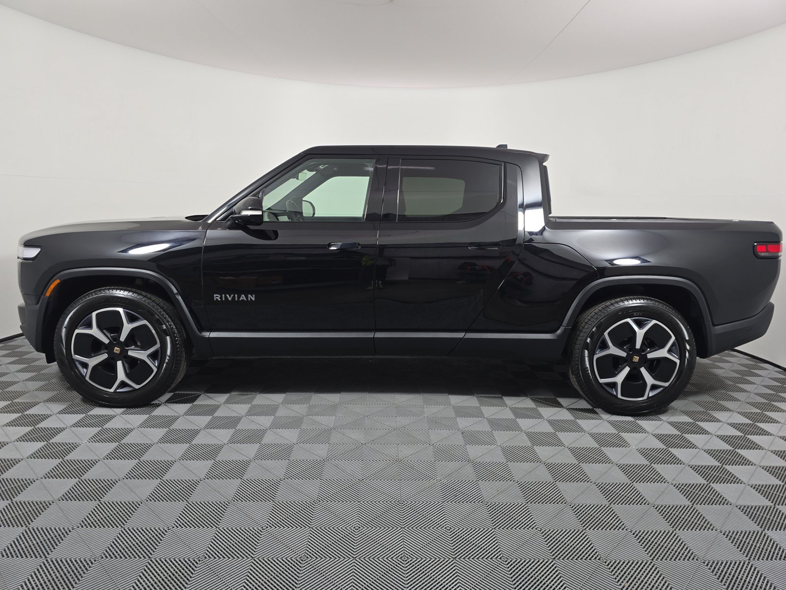 Used 2024 Rivian R1T Adventure AWD/4WD image 2