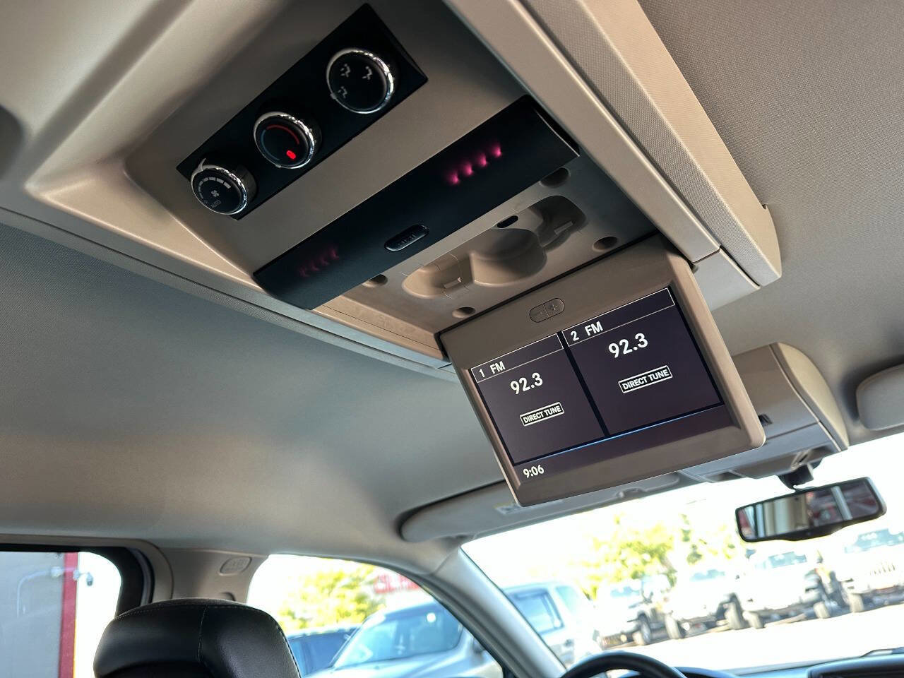 Used 2015 Chrysler Town & Country Limited image 25