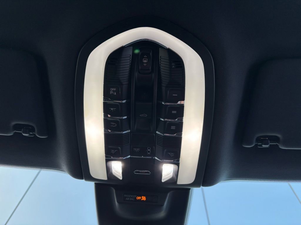 Certified 2023 Porsche Macan image 16