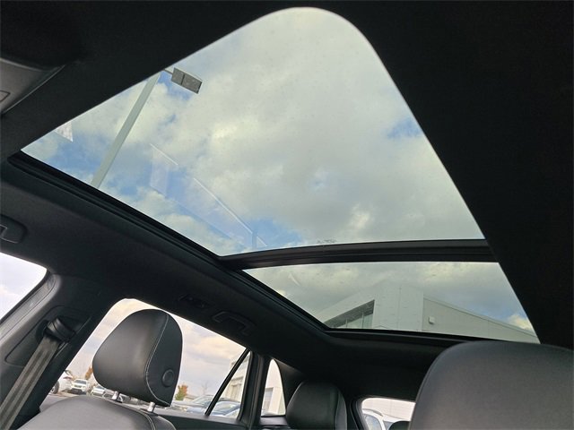 Used 2020 Volkswagen Atlas Cross Sport SE w/ Panoramic Sunroof Package video 3