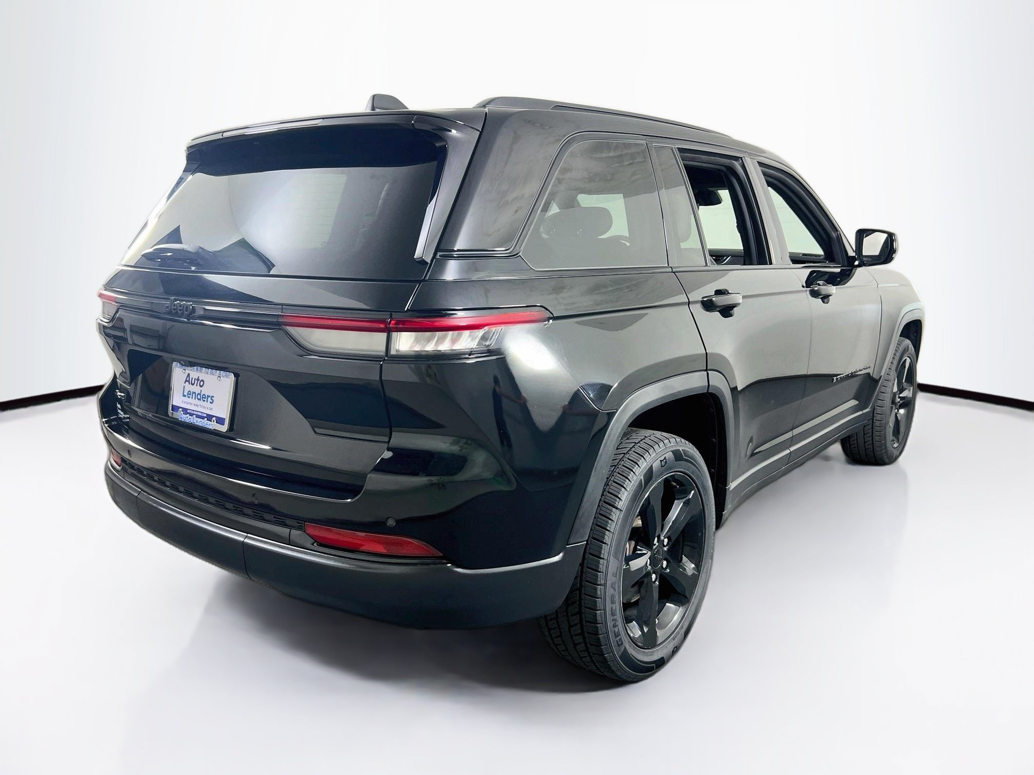 Used 2023 Jeep Grand Cherokee Altitude AWD/4WD image 5