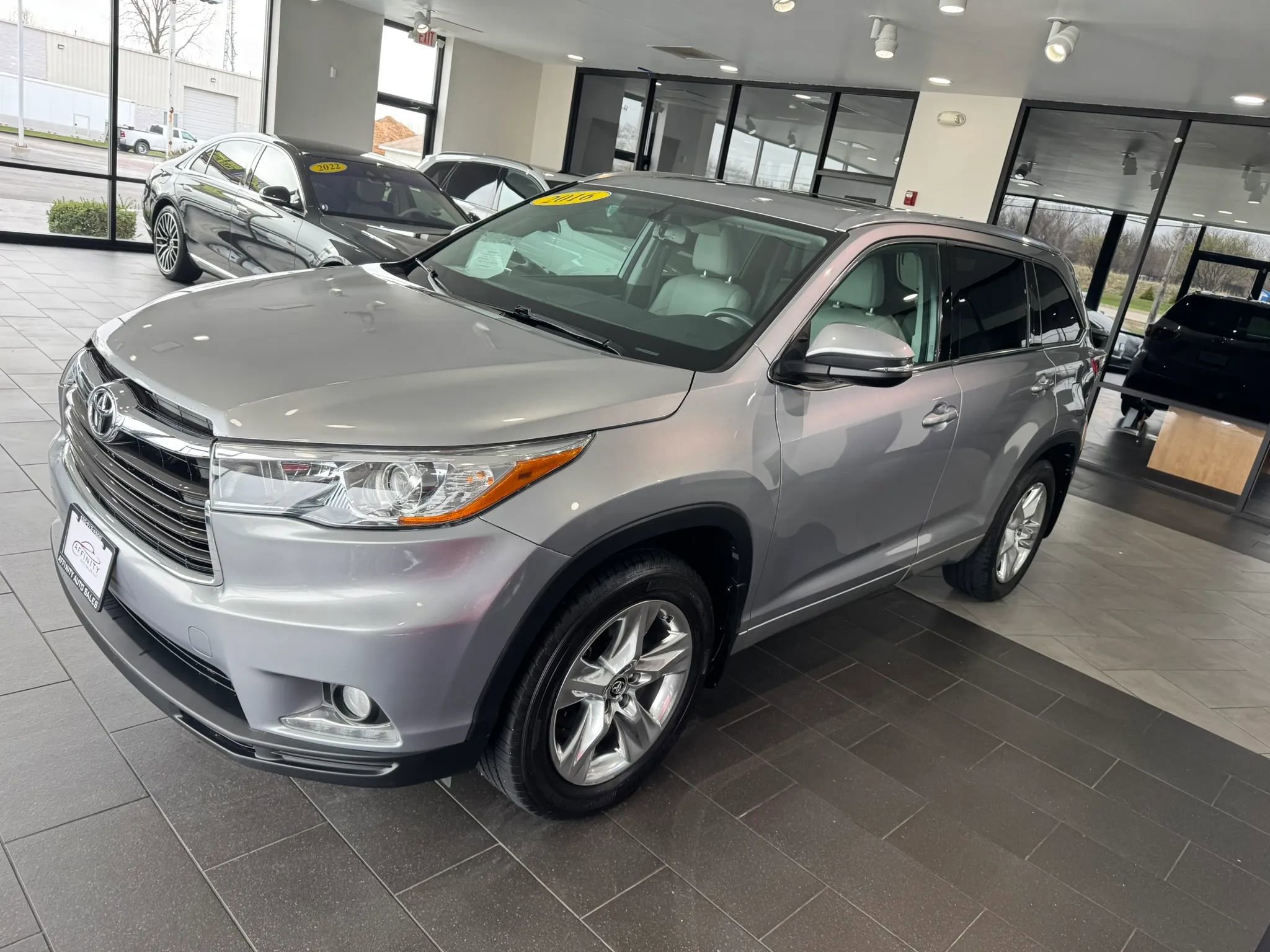 Used 2016 Toyota Highlander Limited AWD/4WD image 2