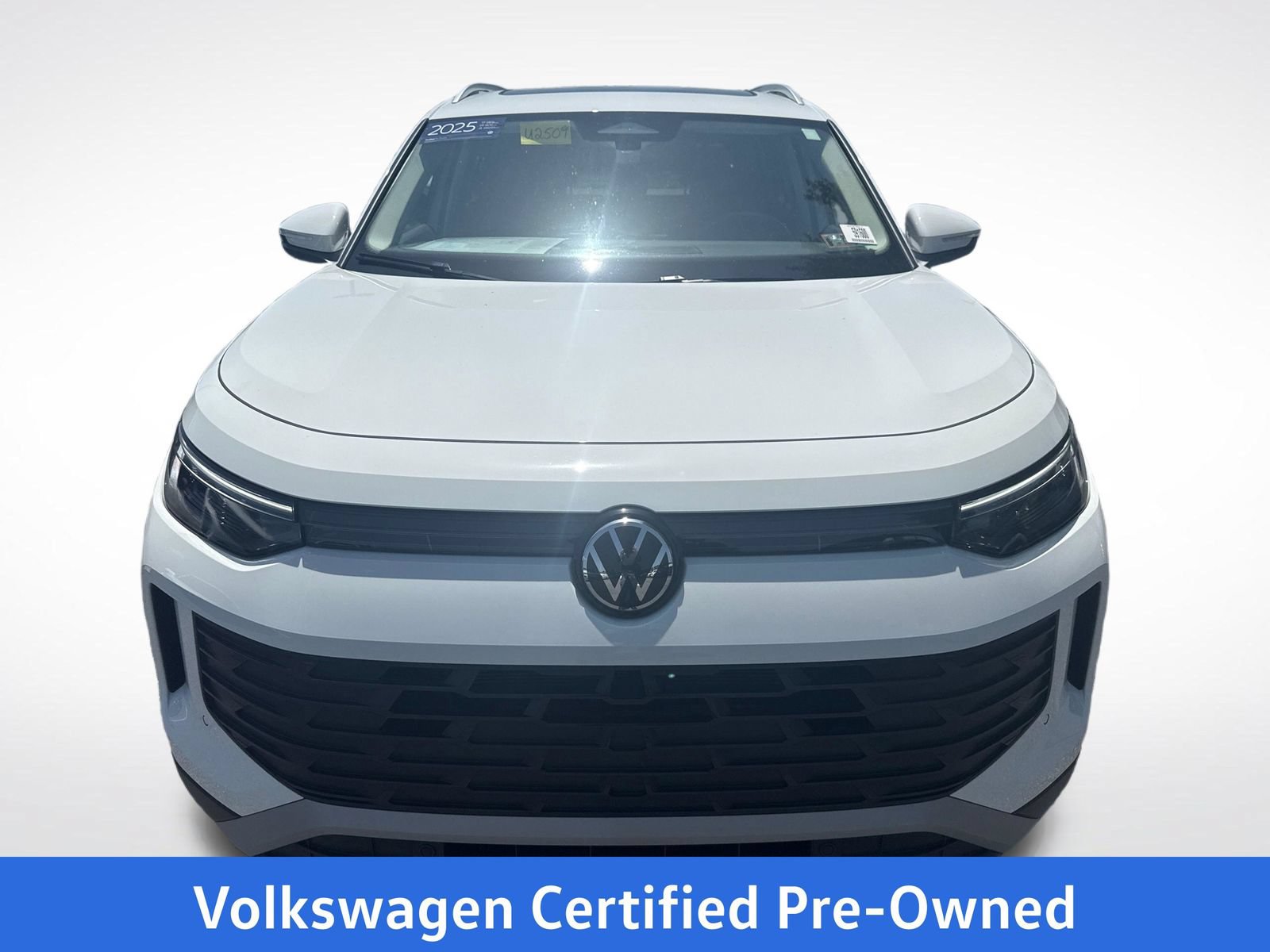 Certified 2025 Volkswagen Tiguan SE w/ Panoramic Sunroof Package AWD/4WD image 9