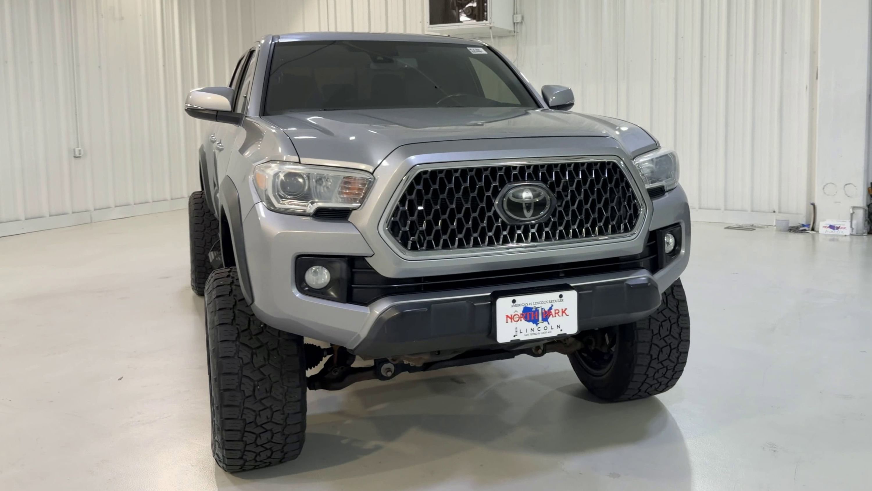 Used 2018 Toyota Tacoma TRD Off-Road AWD/4WD image 4