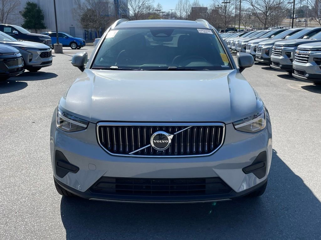 Used 2025 Volvo XC40 B5 Core image 2