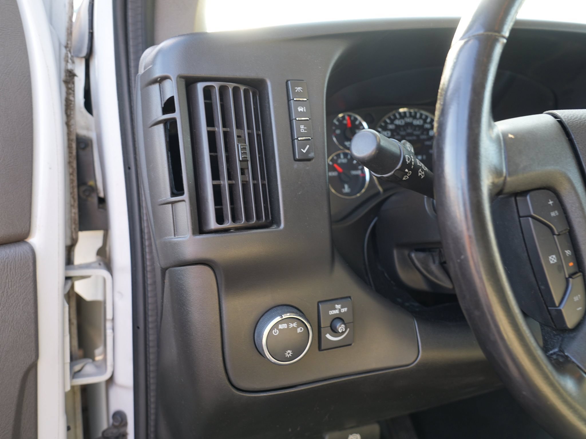 Used 2020 Chevrolet Express 3500 w/ Driver Convenience Package RWD image 15