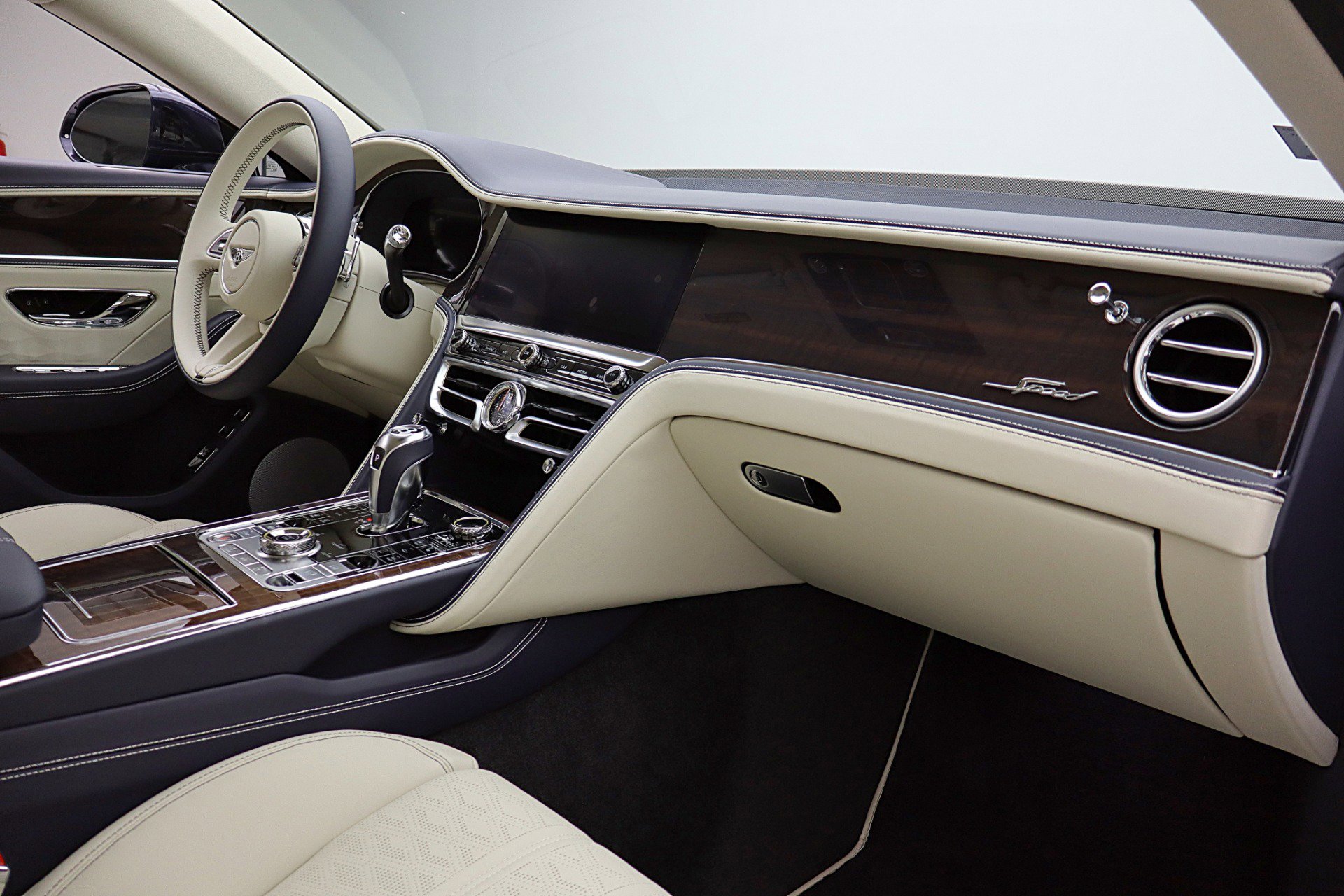 Used 2025 Bentley Flying Spur Plug-In Hybrid image 44