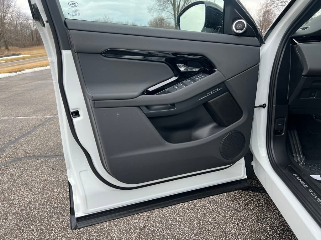 Used 2026 Land Rover Range Rover Evoque Dynamic SE image 12