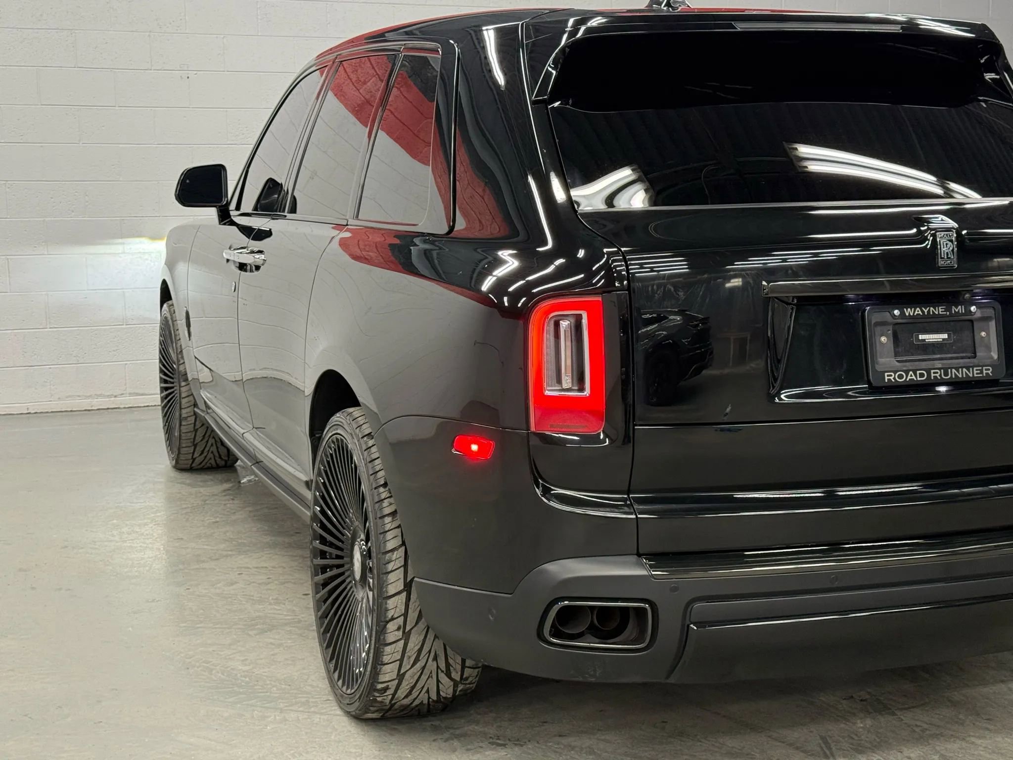 Used 2022 Rolls-Royce Cullinan Black Badge w/ Dark Exterior Package image 13