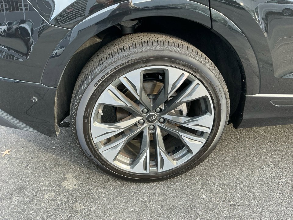 Used 2025 Audi Q8 Premium image 20