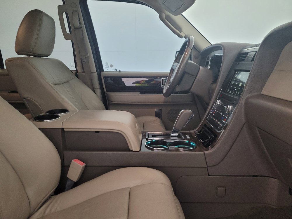 Used 2016 Lincoln Navigator Select RWD image 21