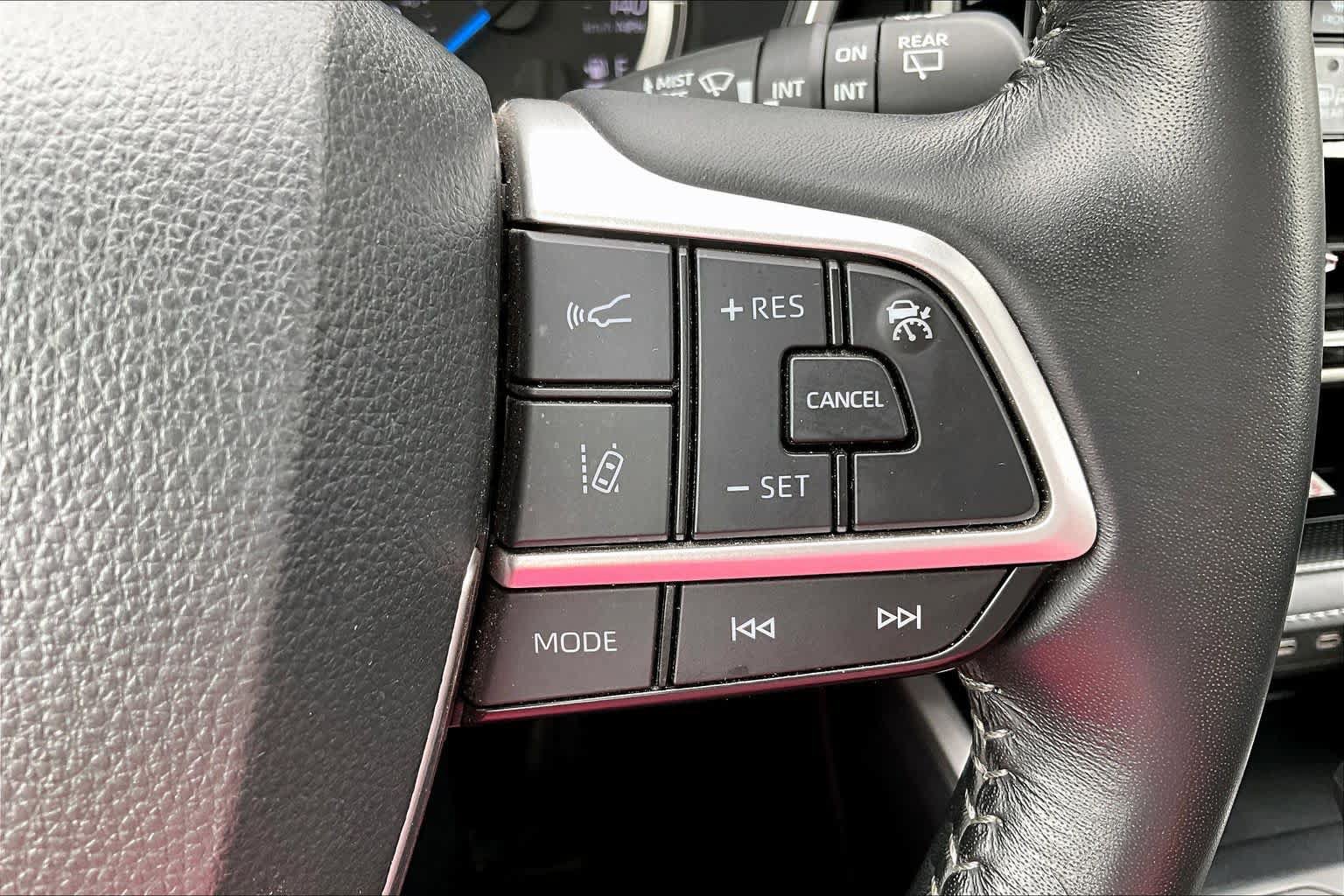 Used 2025 Toyota Highlander XLE AWD/4WD image 23