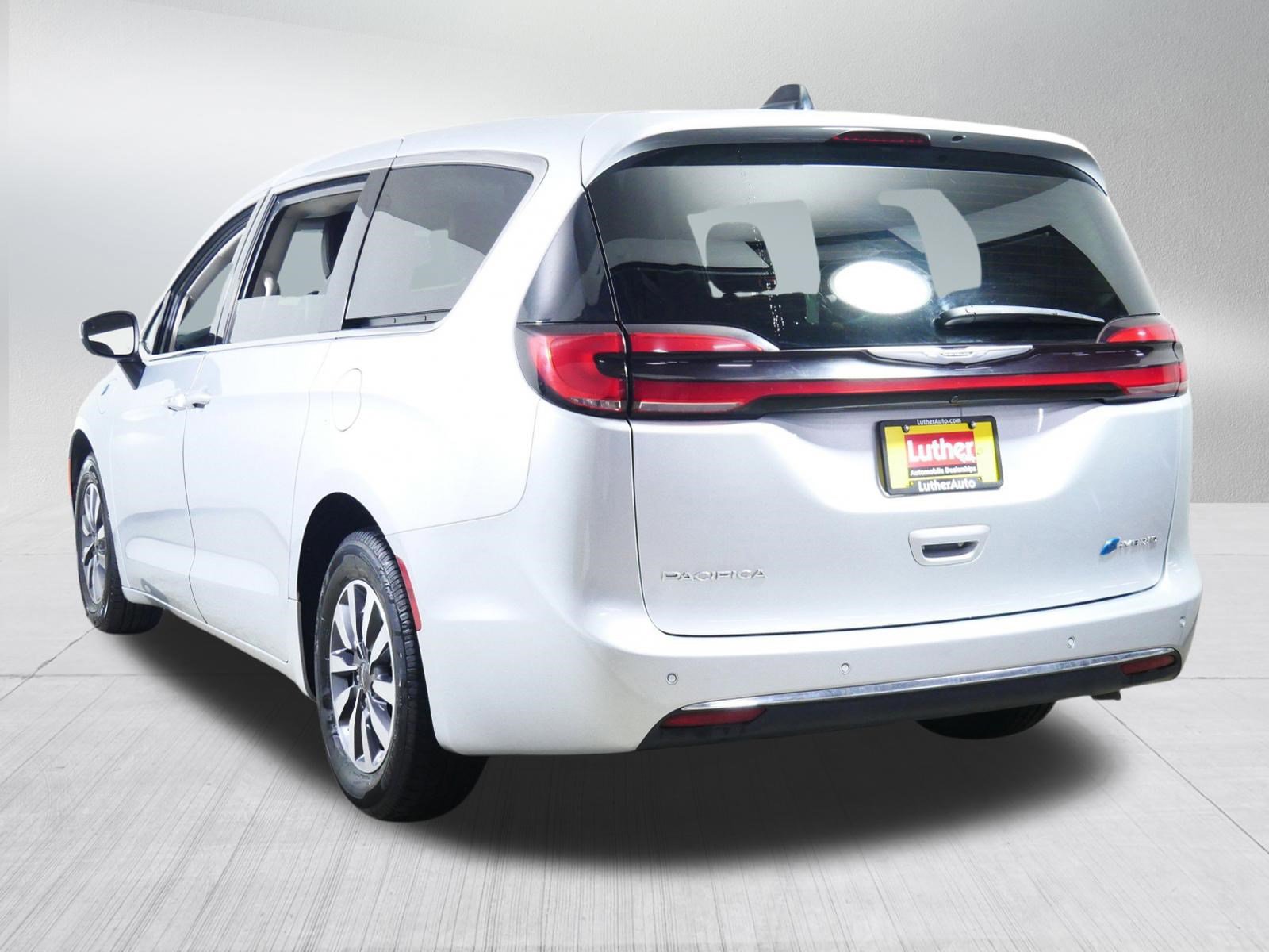 Used 2023 Chrysler Pacifica Touring-L FWD image 5