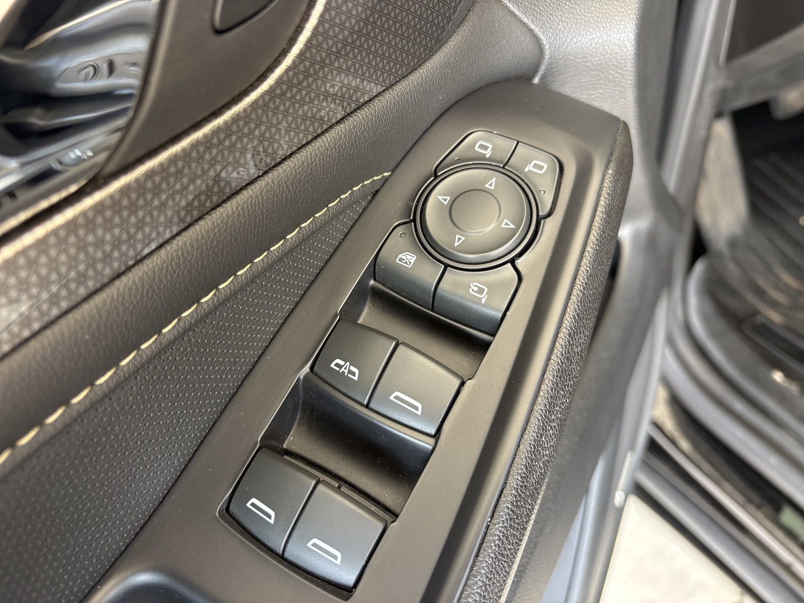 Used 2022 Chevrolet Traverse Premier w/ Redline Edition FWD image 12