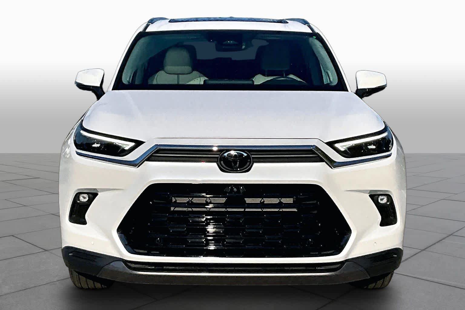 Used 2025 Toyota Grand Highlander AWD image 3