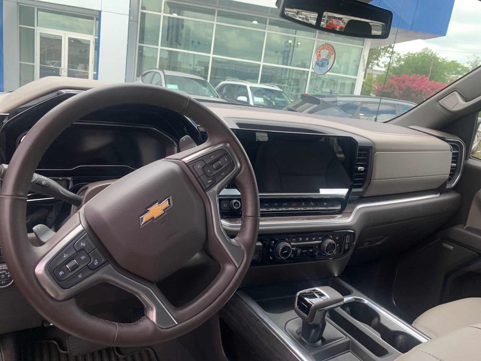 Used 2025 Chevrolet Silverado 1500 LTZ w/ LTZ Premium Package AWD/4WD image 15