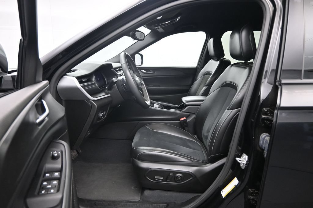 Used 2023 Jeep Grand Cherokee Altitude AWD/4WD image 21