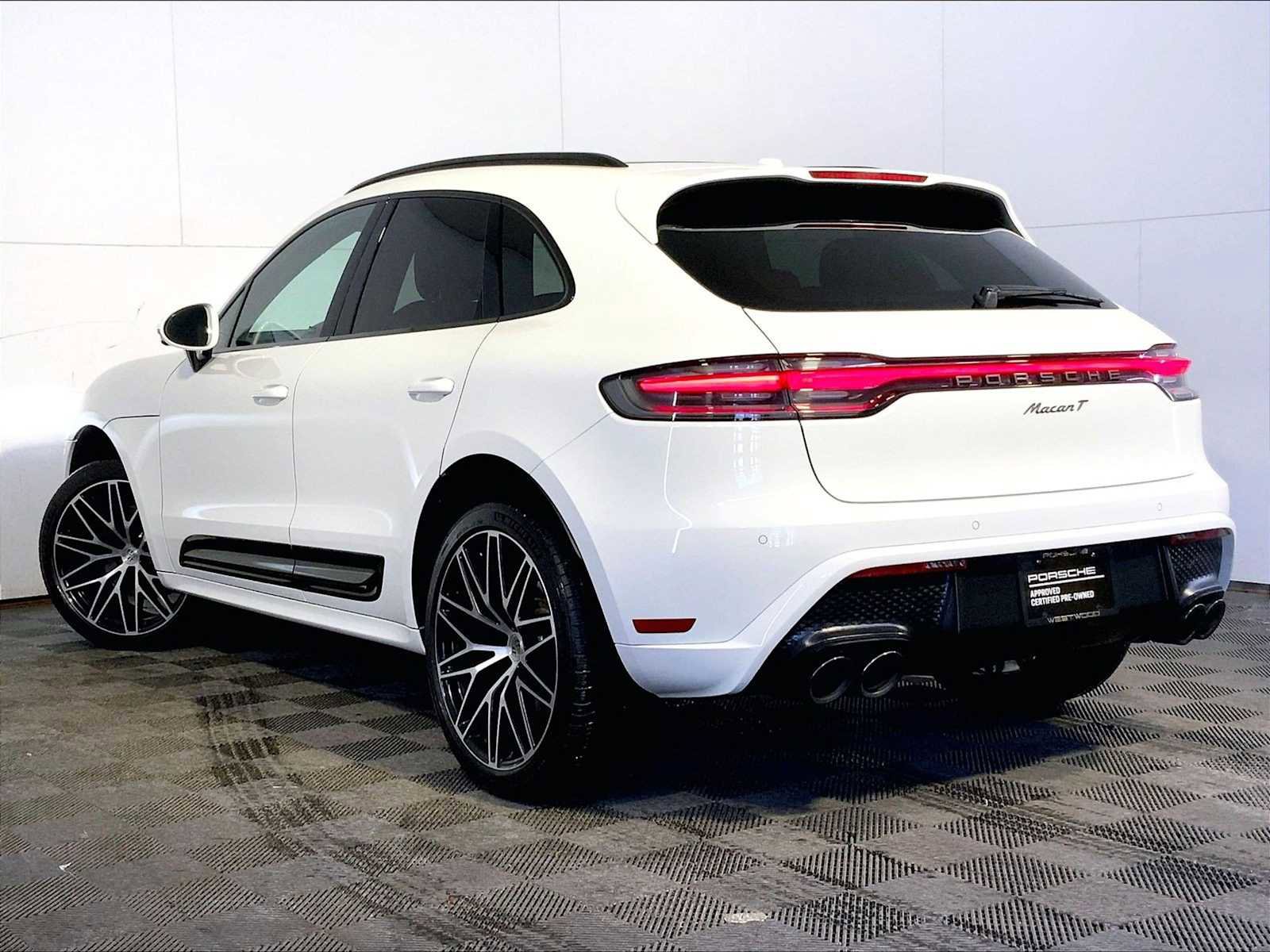 Certified 2023 Porsche Macan Turbo image 3