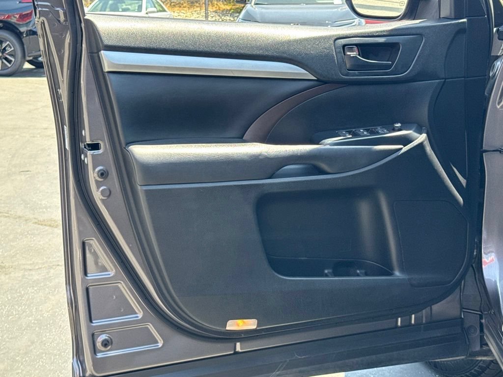 Certified 2019 Toyota Highlander Plus w/ Carpet Mat Package (TMS) AWD/4WD image 20