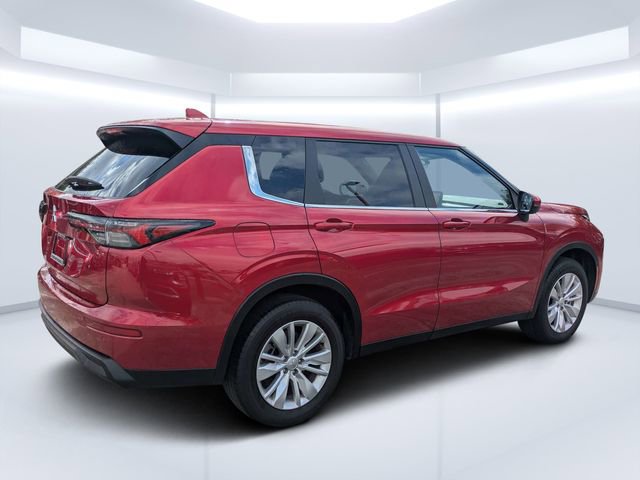 Used 2025 Mitsubishi Outlander ES image 3