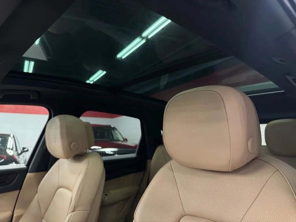 Used 2023 Porsche Cayenne w/ Premium Package image 11