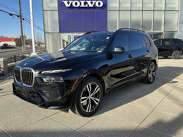 Used 2023 BMW X7 xDrive40i w/ M Sport Package image 3