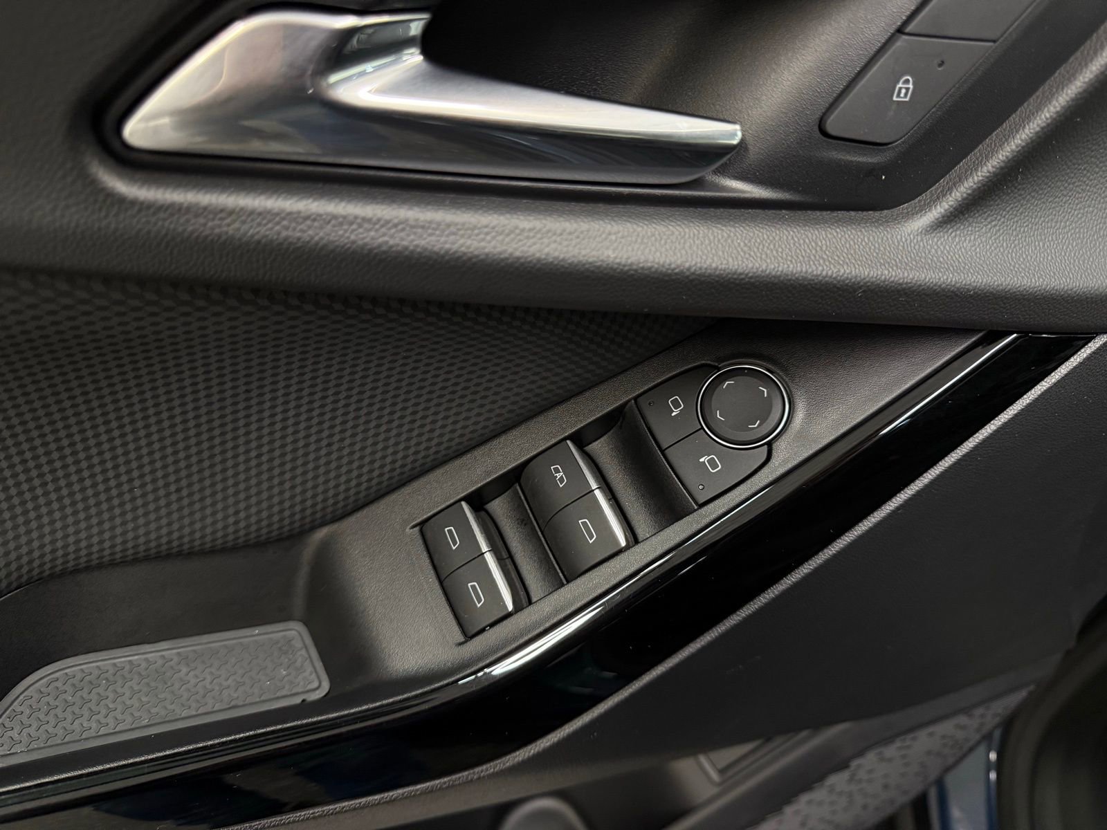 Used 2025 Chevrolet Equinox RS image 10