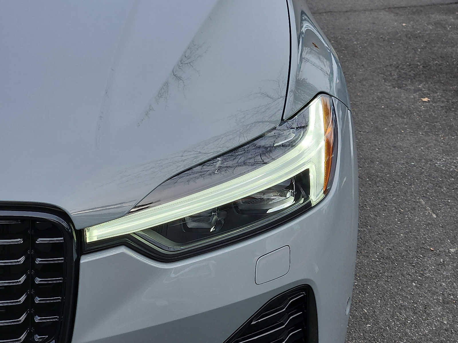 Used 2025 Volvo XC60 T8 Plus w/ Protection Package Premier image 9