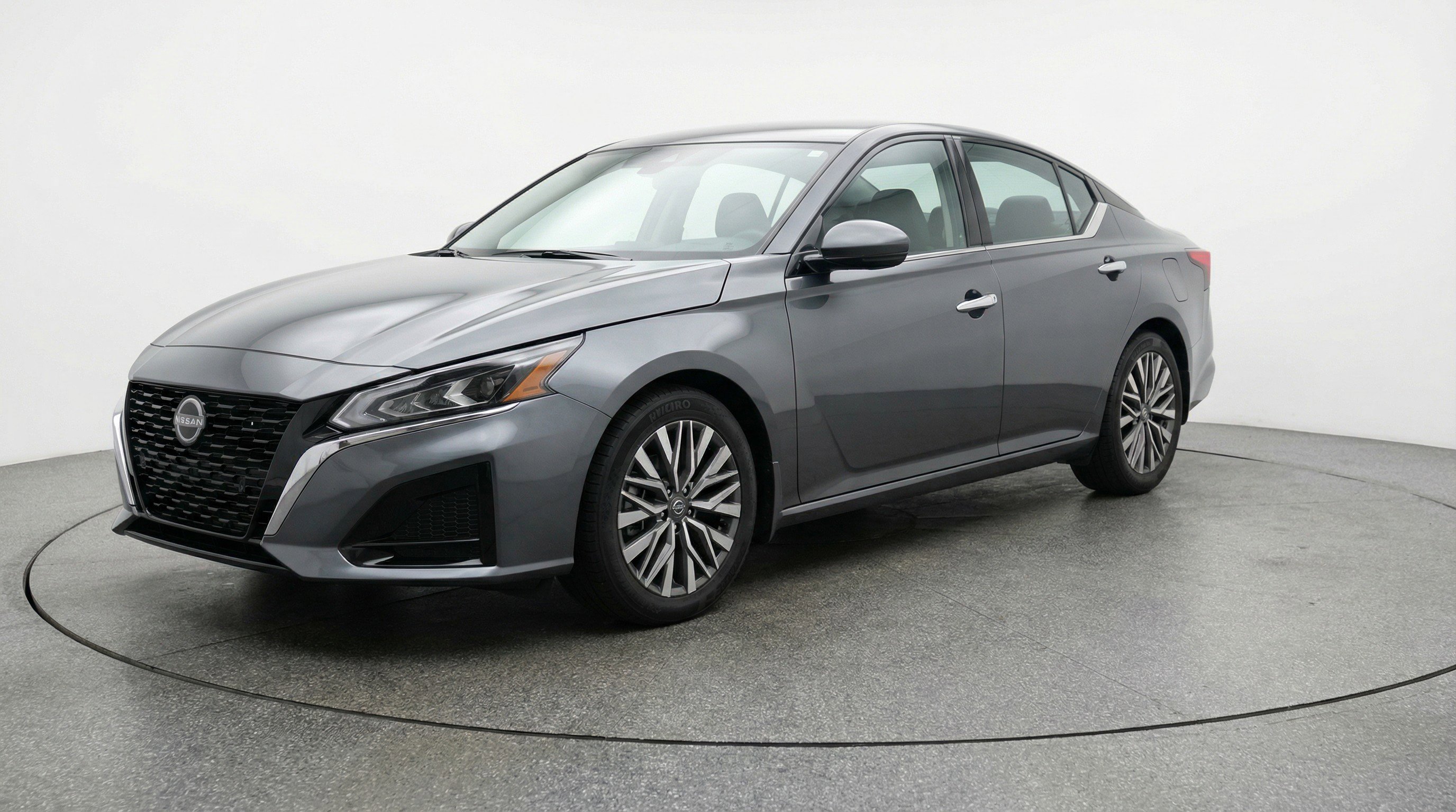 Used 2025 Nissan Altima 2.5 SV FWD image 3