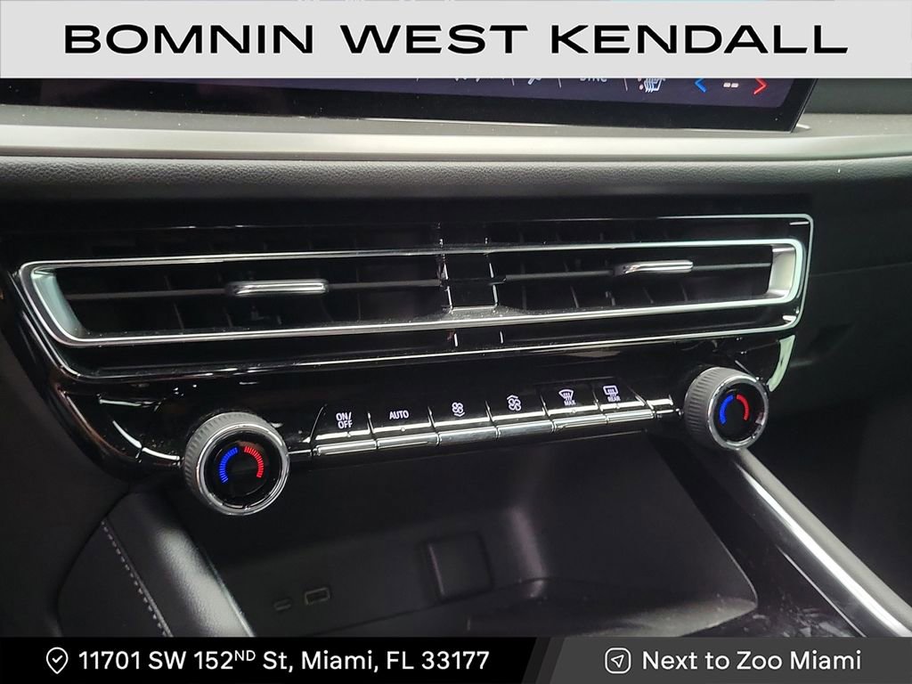 Used 2025 Chevrolet Traverse LT image 16